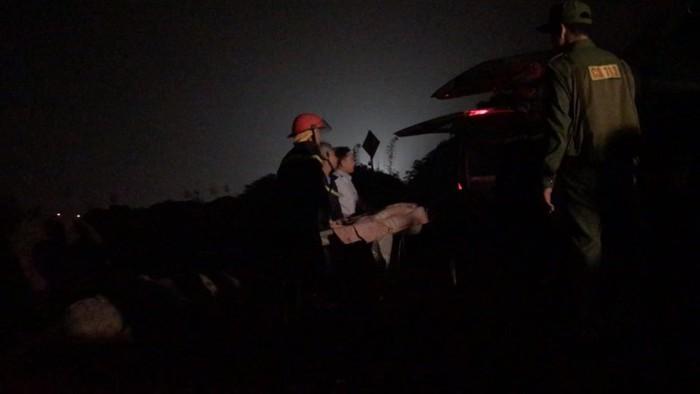 Thông tin bất ngờ vụ ô tô Mercedes lao xuống sông Hồng: Cả hai nạn nhân đều là nữ-2