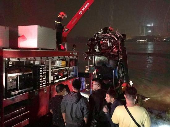 Thông tin bất ngờ vụ ô tô Mercedes lao xuống sông Hồng: Cả hai nạn nhân đều là nữ