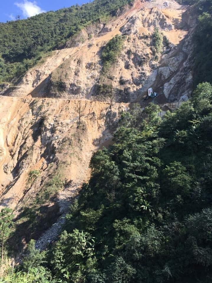 Lai Châu: Xe container lao xuống vực đứt đôi, tài xế mất tích-4