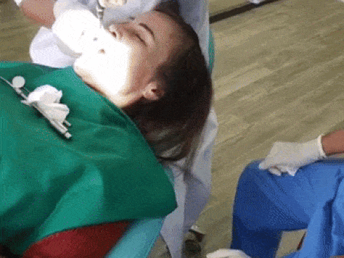 Tiêm mỡ trẻ hóa da chưa đủ, cô dâu 61 tuổi ở Cao Bằng vừa tiếp tục chi thêm 200 triệu làm nguyên hàm răng sứ