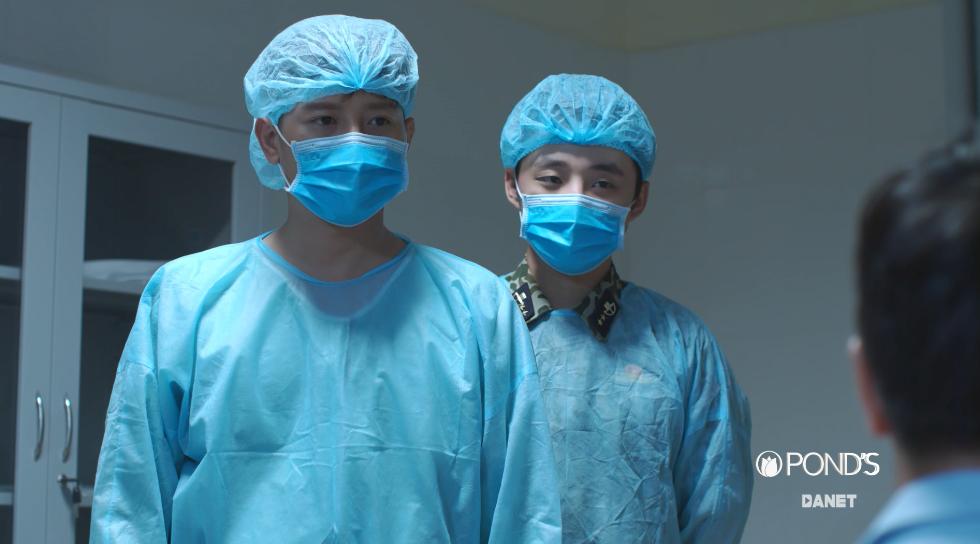 Hậu duệ mặt trời Việt Nam mắc sai lầm ngớ ngẩn: bệnh nhân mắc virus truyền nhiễm nguy hiểm, bác sĩ vô tư sờ tay khám chẳng sợ chết-3