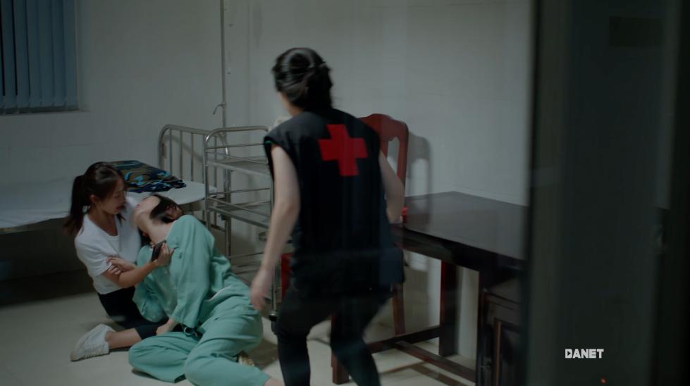 Hậu duệ mặt trời Việt Nam mắc sai lầm ngớ ngẩn: bệnh nhân mắc virus truyền nhiễm nguy hiểm, bác sĩ vô tư sờ tay khám chẳng sợ chết-5