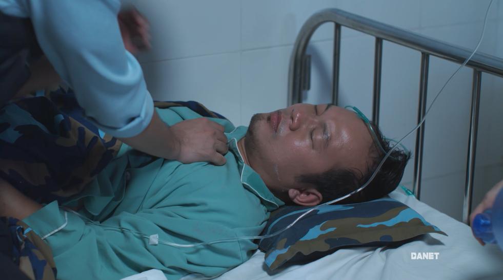 Hậu duệ mặt trời Việt Nam mắc sai lầm ngớ ngẩn: bệnh nhân mắc virus truyền nhiễm nguy hiểm, bác sĩ vô tư sờ tay khám chẳng sợ chết-4