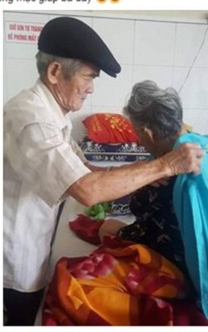 Cụ ông 80 tuổi ân cần chăm sóc cụ bà bị sỏi thận, dân mạng truyền tai nhau ngôn tình là đây chứ đâu-1