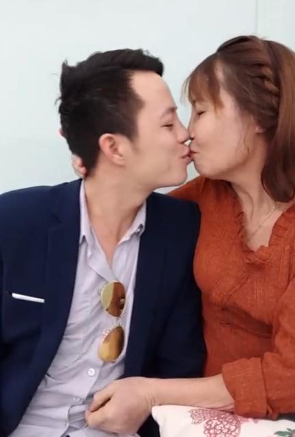 Khoe răng sáng lóa sau khi đầu tư 200 triệu, cô dâu 61 tuổi hôn chồng trẻ tóp má khi livestream khiến người xem ngán ngẩm-2