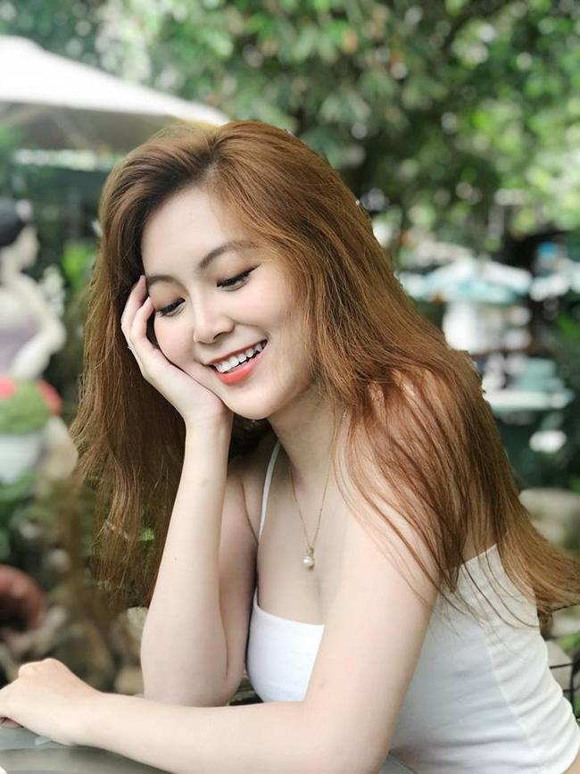 Sở hữu vòng eo con kiến cùng thân hình bốc lửa, cô giáo đẹp như hotgirl này đang gây bão mạng xã hội những ngày qua-3