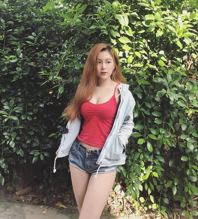 Sở hữu vòng eo con kiến cùng thân hình bốc lửa, cô giáo đẹp như hotgirl này đang gây bão mạng xã hội những ngày qua-9