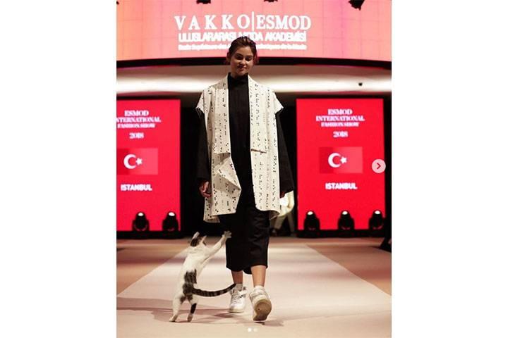 Người mẫu bị tấn công trên sàn catwalk ở Thổ Nhĩ Kỳ nhưng không ai nỡ đuổi thủ phạm-1