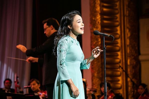 Khán giả vỗ tay không ngớt khi Họa mi Opera Lan Anh hát Bolero cùng dàn nhạc giao hưởng-1