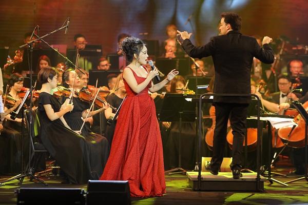 Khán giả vỗ tay không ngớt khi Họa mi Opera Lan Anh hát Bolero cùng dàn nhạc giao hưởng-7