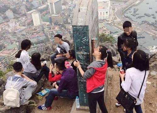 Chụp ảnh chưa đủ hay sao mà còn viết bậy chữ Hào lên di tích?-2