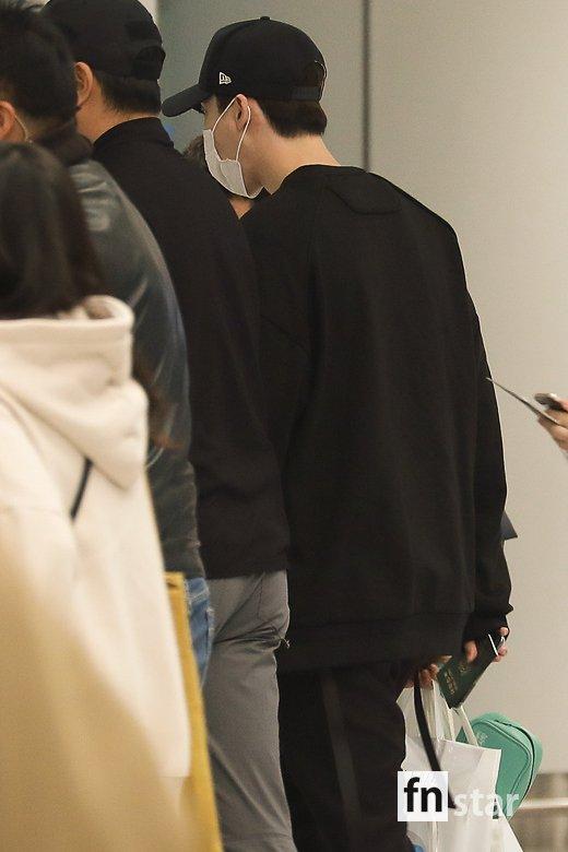 Ngôi sao Gia đình là số 1 Lee Jong Suk rạng rỡ trở về Hàn sau khi bị bắt giữ ở Indonesia-7