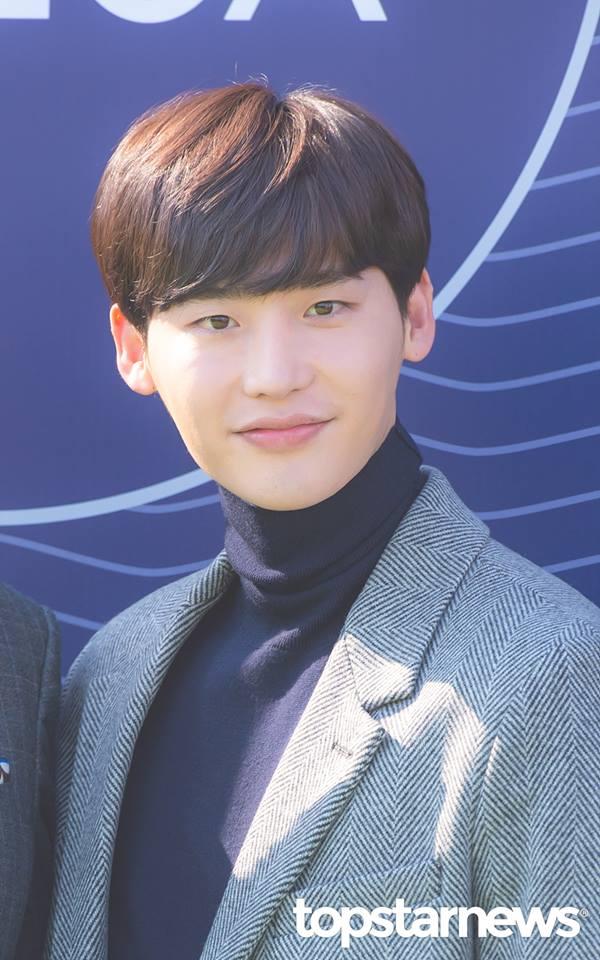 Ngôi sao Gia đình là số 1 Lee Jong Suk rạng rỡ trở về Hàn sau khi bị bắt giữ ở Indonesia-8