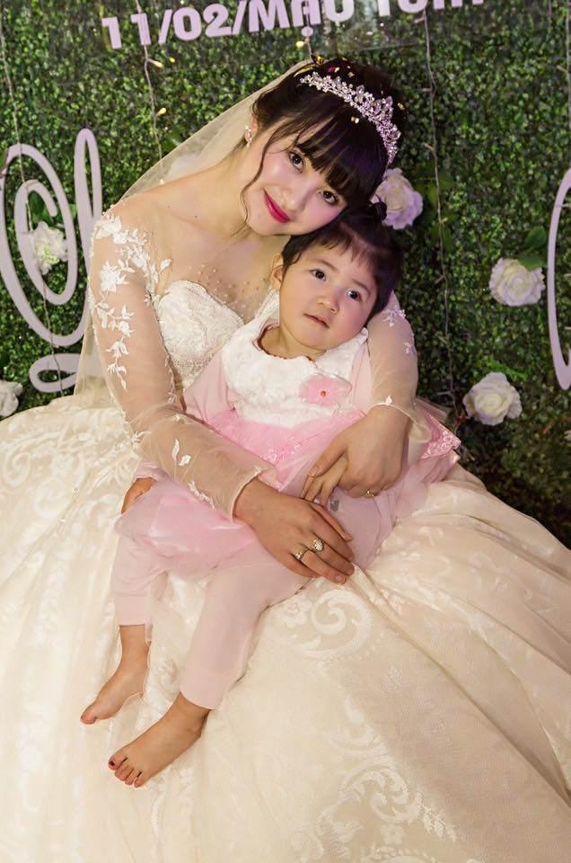 Loạt ảnh mới nhất khiến nhiều người bất ngờ về bé gái suy dinh dưỡng ở Lào Cai sau hơn 2 năm được nhận nuôi-1