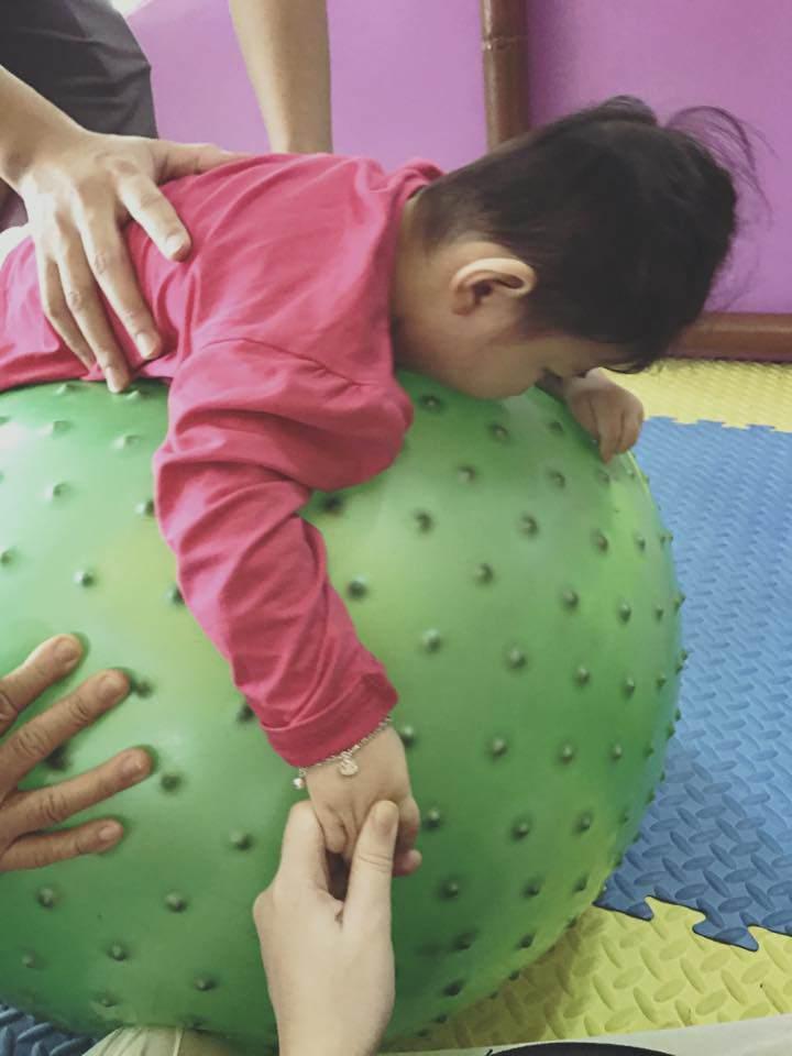 Loạt ảnh mới nhất khiến nhiều người bất ngờ về bé gái suy dinh dưỡng ở Lào Cai sau hơn 2 năm được nhận nuôi-6