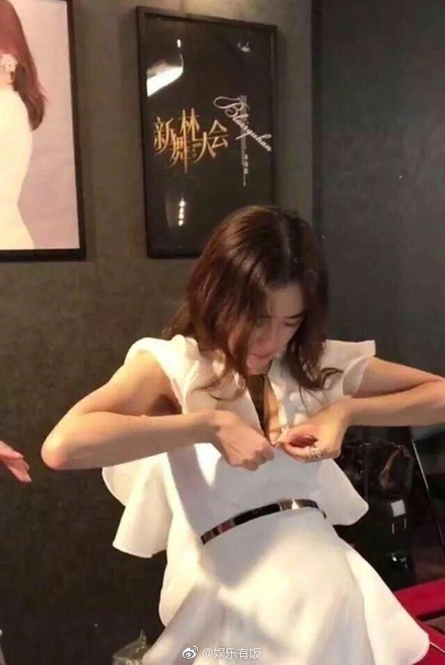 Phú Sát hoàng hậu Tần Lam xứng danh gái ngoan Cbiz, nhiều lần tự may đồ cho bớt hở-2