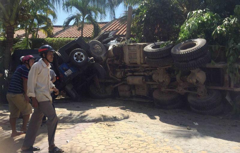 Xe ben lao vào resort tông 2 xe jeep, đè nát chân người dân-1