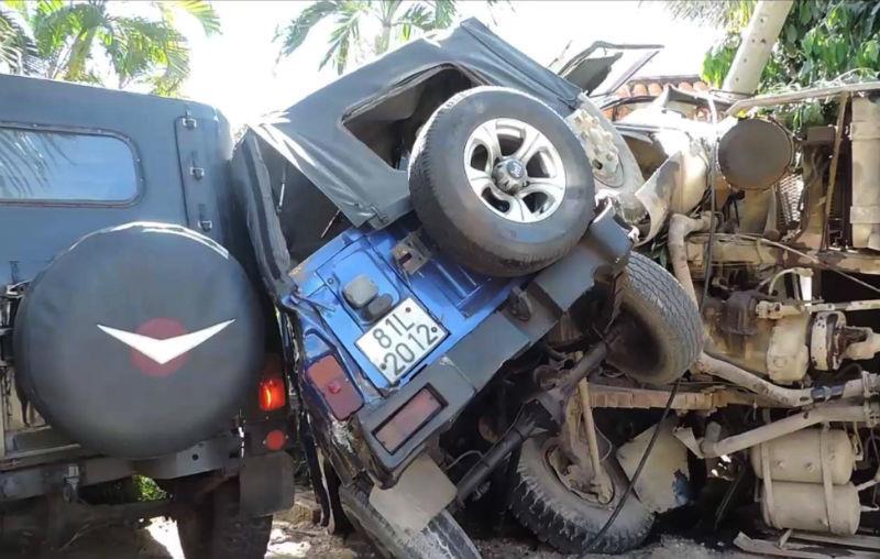 Xe ben lao vào resort tông 2 xe jeep, đè nát chân người dân-2