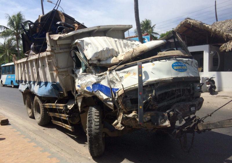 Xe ben lao vào resort tông 2 xe jeep, đè nát chân người dân-3