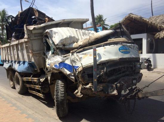 Xe ben lao vào resort tông 2 xe jeep, đè nát chân người dân