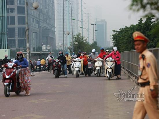 Lạ Hà Nội: Váy ngắn, váy quây ùn ùn dắt xe ngược chiều trước mặt CSGT