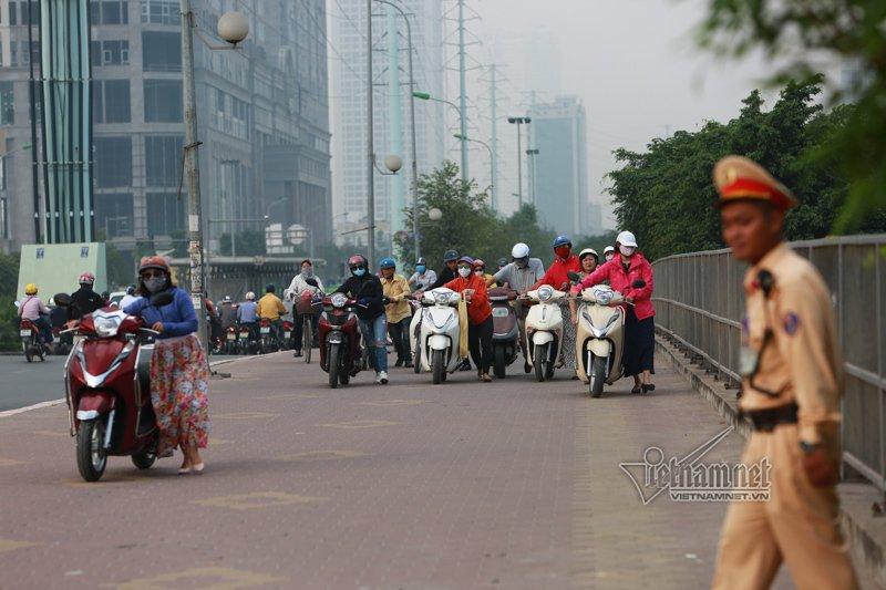 Lạ Hà Nội: Váy ngắn, váy quây ùn ùn dắt xe ngược chiều trước mặt CSGT-3