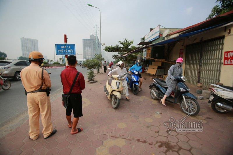 Lạ Hà Nội: Váy ngắn, váy quây ùn ùn dắt xe ngược chiều trước mặt CSGT-4