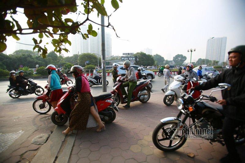 Lạ Hà Nội: Váy ngắn, váy quây ùn ùn dắt xe ngược chiều trước mặt CSGT-10