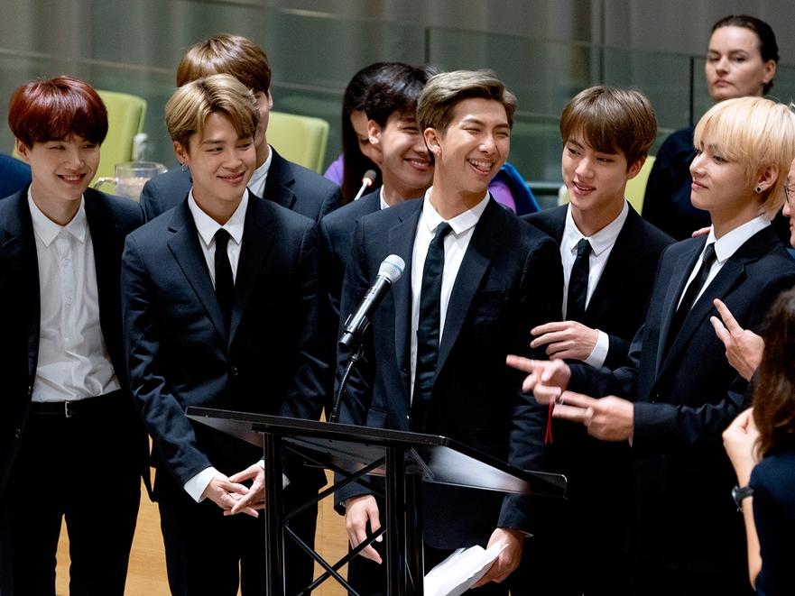 BTS vơ vét giải thưởng, bị phô giọng khi kết hợp Charlie Puth-4