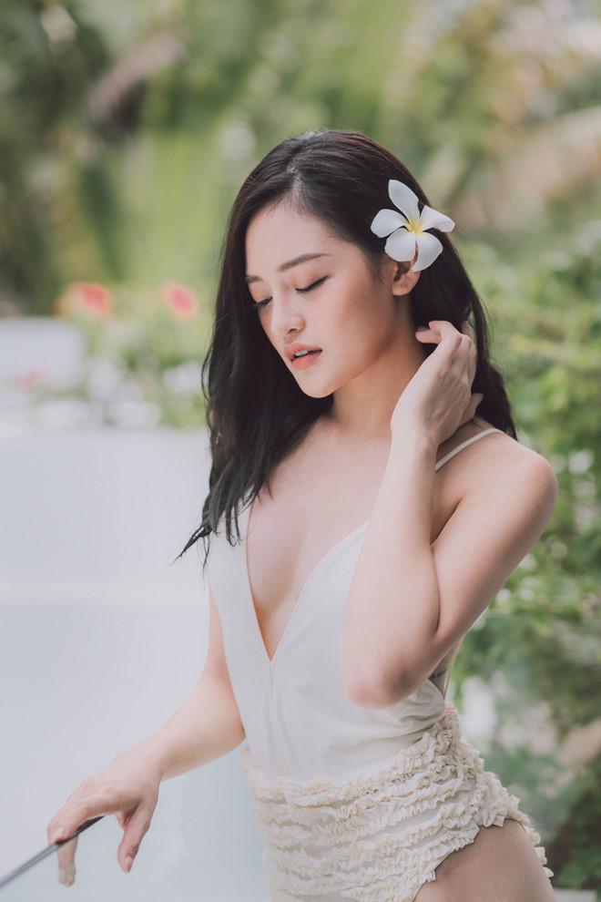 Sao nữ Việt mặc áo tắm, khoe thân hình gợi cảm ở hậu trường phim-4