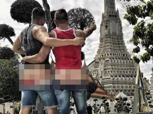 Anh: Khách chụp khỏa thân với hoa hướng dương khiến chủ trang trại đau đầu-4