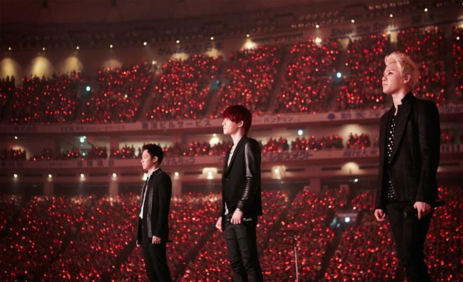 JYJ: Trên danh nghĩa nhóm JYJ, ba chàng trai Jaejoong, Yoochun và Junsu lần đầu tổ chức đêm diễn ở Tokyo Dome hồi tháng 4/2013. Ngày trở lại “thánh đường”, Jaejoong, Yoochun và Junsu tạo nên cơn sốt vé chưa từng có. Vì nhu cầu quá lớn từ các fan so với sức chứa chỉ hơn 50.000 chỗ của Tokyo Dome, 111 rạp chiếu phim ở Nhật Bản chấp nhận bỏ 