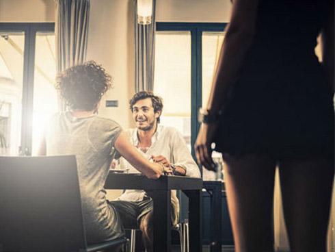 Phát hiện chồng sắp cưới lấy trộm nước hoa của mình tặng bồ nhí, cô nàng 30 tuổi hoang mang không biết nên chấm dứt hay không!