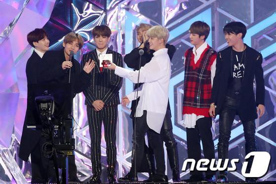 BTS vơ vét giải thưởng, bị phô giọng khi kết hợp Charlie Puth-2