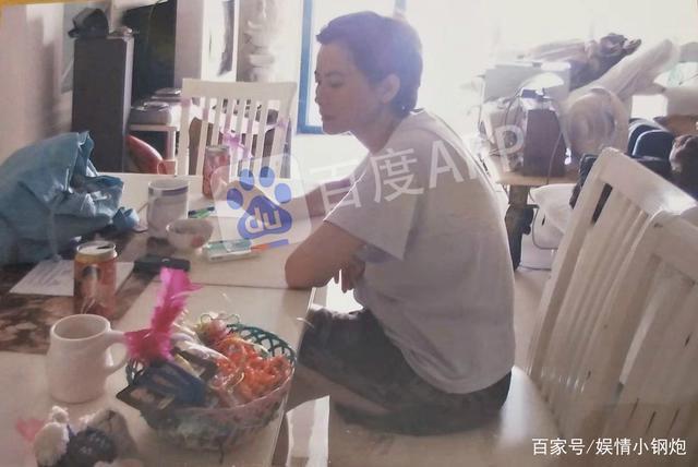 Truyền thông tiết lộ căn hộ nhỏ bé, đồ đạc bừa bộn của Lam Khiết Anh-2