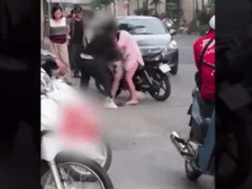 Dân mạng bức xúc trước cảnh nam thanh niên túm tóc đấm đá bạn gái túi bụi trên phố Hà Nội-1