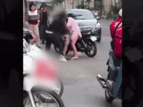 Hai cô gái lột đồ đánh chửi nhau bằng tiếng Việt ở Singapore, nhiều người đứng chụp ảnh quay clip-2