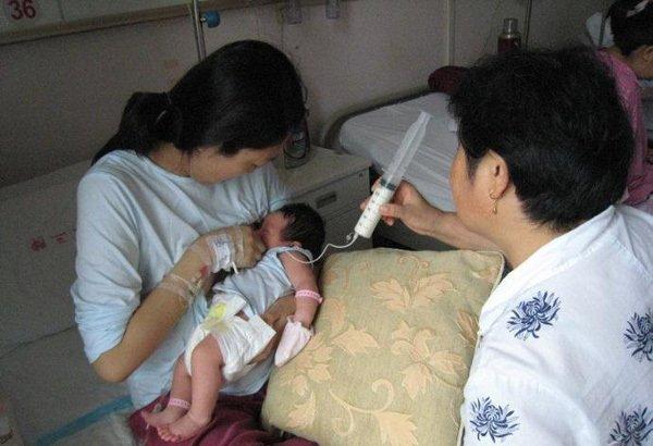 Người mẹ 28 tuổi bị nổ túi ngực 170 triệu đồng khi cho con bú-1