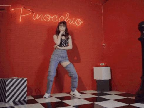 Khán giả lắc đầu chê Ngọc Trinh nhảy sexy gây ức chế: 'Người ta lắc hông chị lắc cả người'