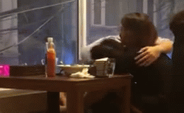 Hết hôn nhau như muốn nuốt lưỡi, đôi tình nhân học trò ở Hải Dương còn vô tư sờ soạng ngay trong quán ăn-2