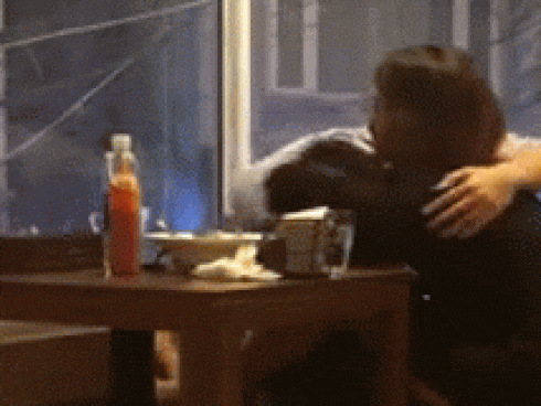 Cặp học sinh vô tư diễn cảnh nóng trong quán nước nhưng vị trí hành sự mới khiến người nhìn nóng mắt-2