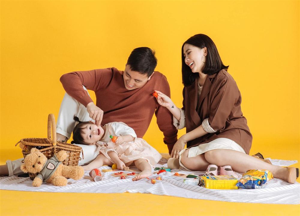 Trang Lou bị lép vế khi khoe ảnh em gái họ cùng chung chăn gối cả thời tuổi thơ-9