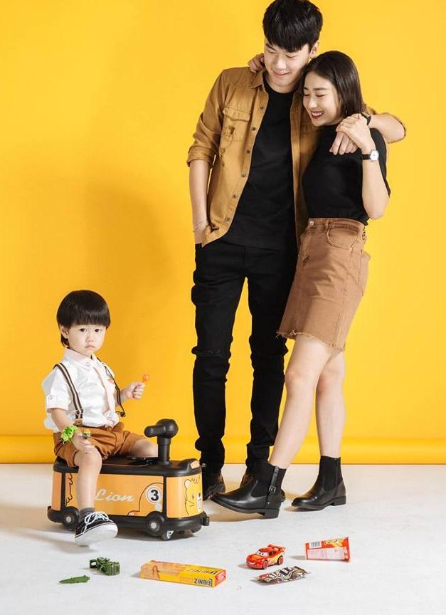 Trang Lou bị lép vế khi khoe ảnh em gái họ cùng chung chăn gối cả thời tuổi thơ-4