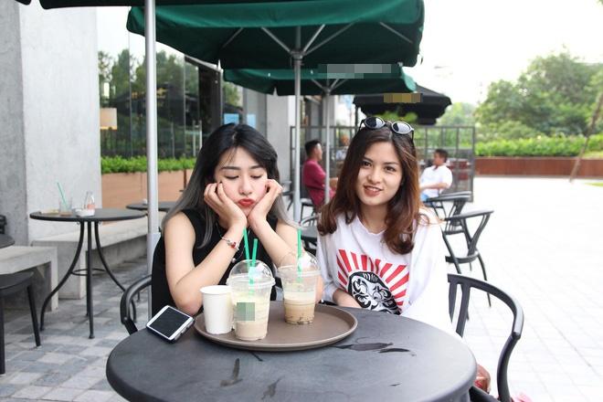 Trang Lou bị lép vế khi khoe ảnh em gái họ cùng chung chăn gối cả thời tuổi thơ-3