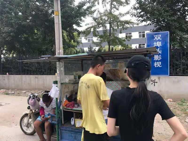 Angela Baby lộ vòng 3 lép kẹp, vô tư để mặt mộc đi ăn dạo ở quán lề đường-1