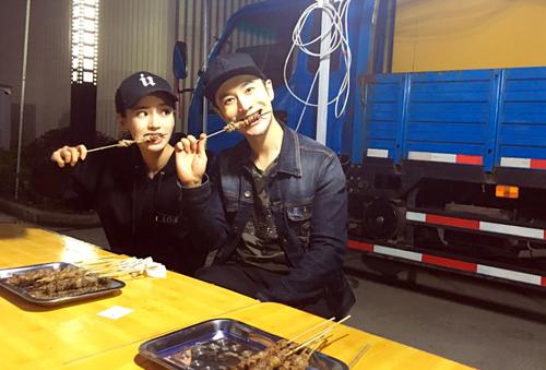 Angela Baby lộ vòng 3 lép kẹp, vô tư để mặt mộc đi ăn dạo ở quán lề đường-8