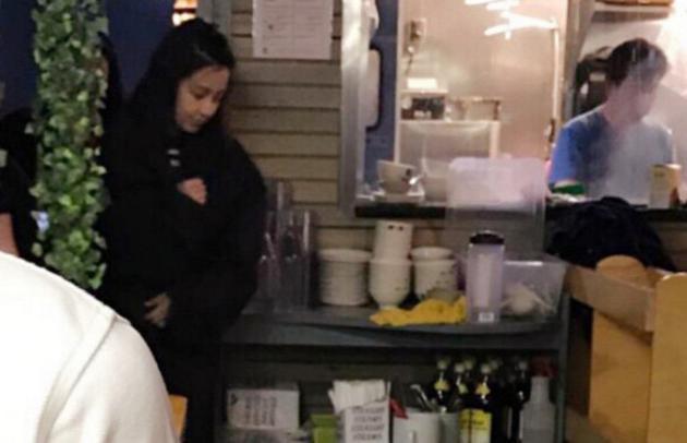 Angela Baby lộ vòng 3 lép kẹp, vô tư để mặt mộc đi ăn dạo ở quán lề đường-9