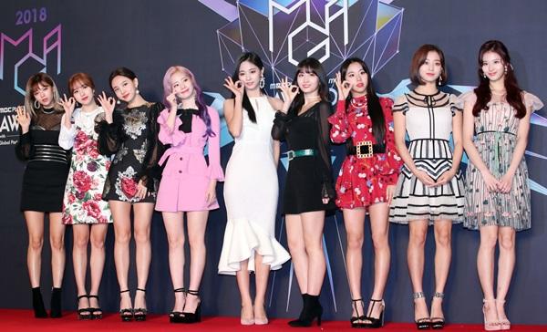 Xén váy ngắn hơn, Nayeon (Twice) vẫn không quyến rũ bằng Địch Lệ Nhiệt Ba và Ngô Cẩn Ngôn-1