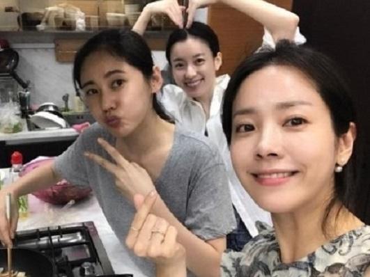 Mỹ nhân 'Hoàng tử gác mái' tổ chức sinh nhật giản dị cùng hội chị em showbiz