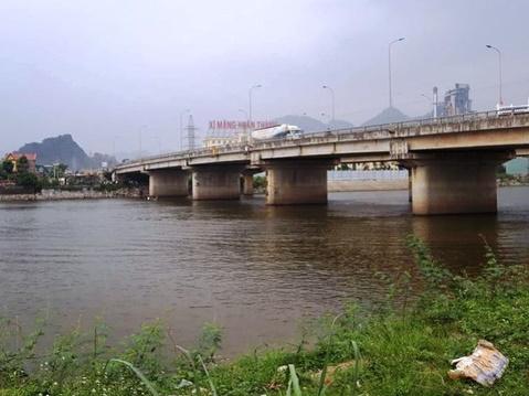 Bạn gái 15 tuổi nhảy sông tự tử, bạn trai nhảy theo tử vong